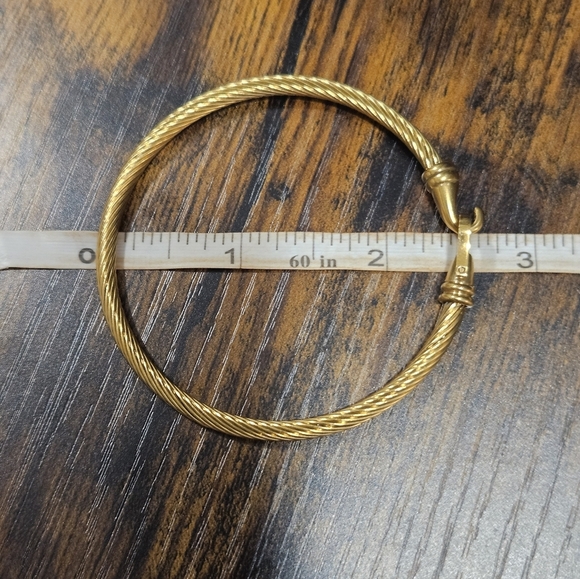 NEW Gold-Tone Stainless Horseshoe Closure Bangle Bracelet - Picture 5 of 5